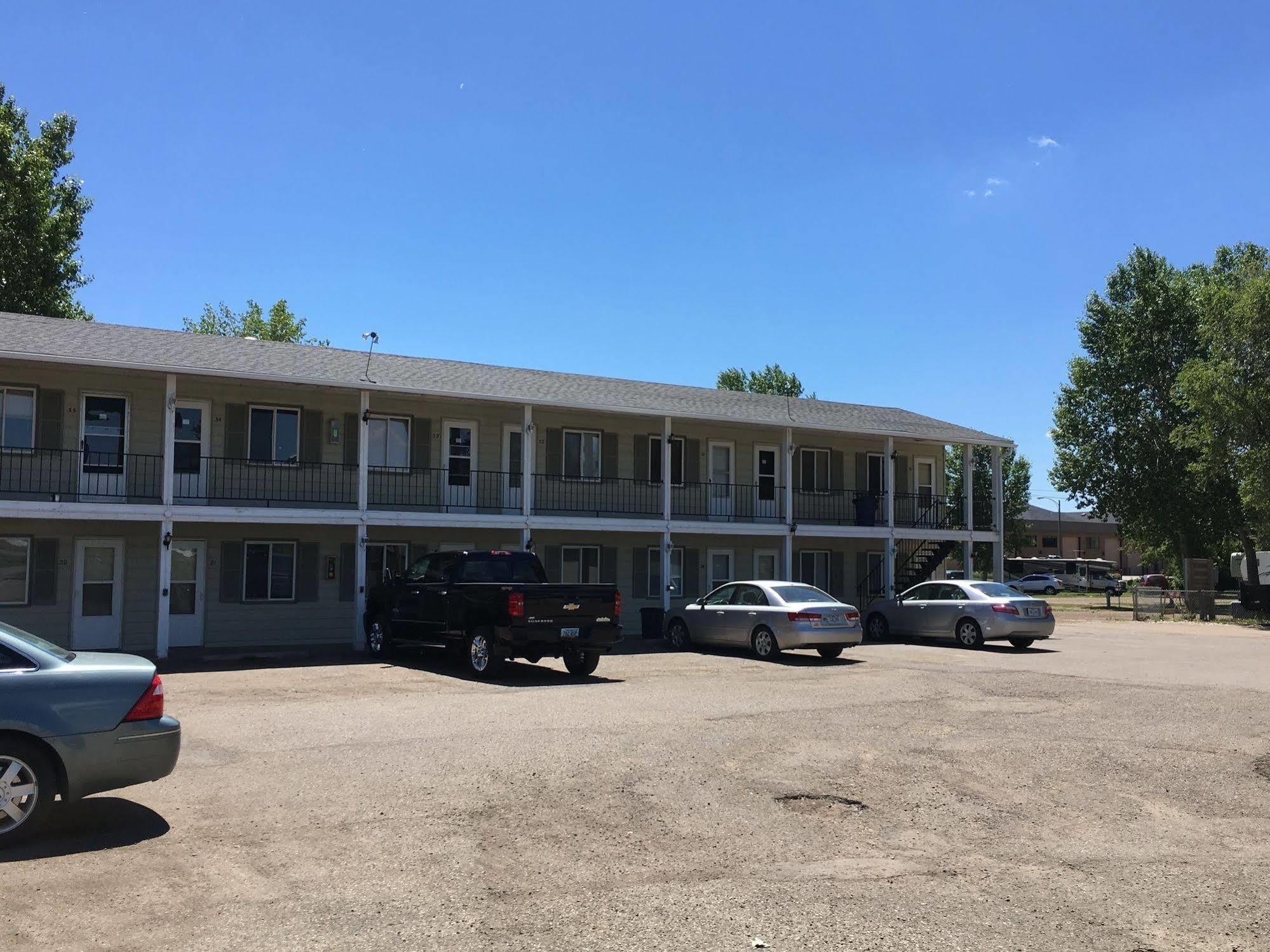 Colonial Motel And Rv Park Mandan Exterior photo