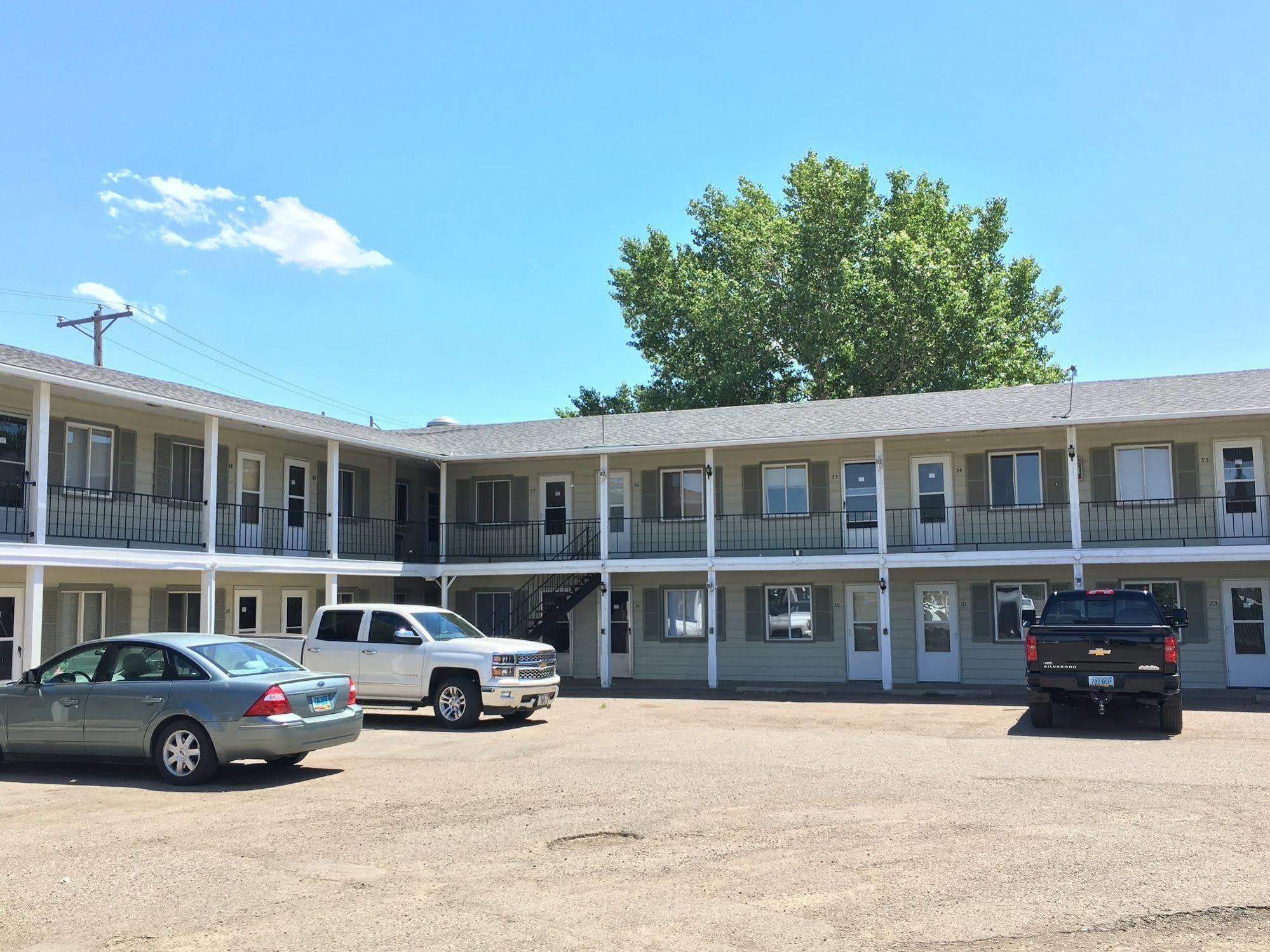 Colonial Motel And Rv Park Mandan Exterior photo
