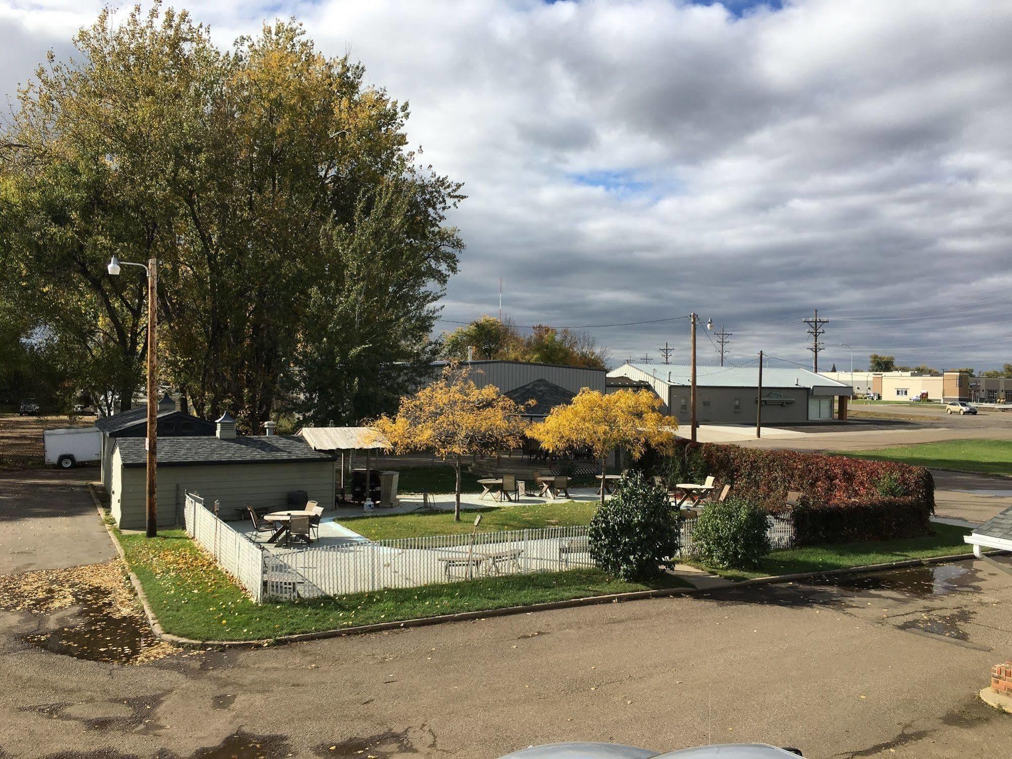 Colonial Motel And Rv Park Mandan Exterior photo