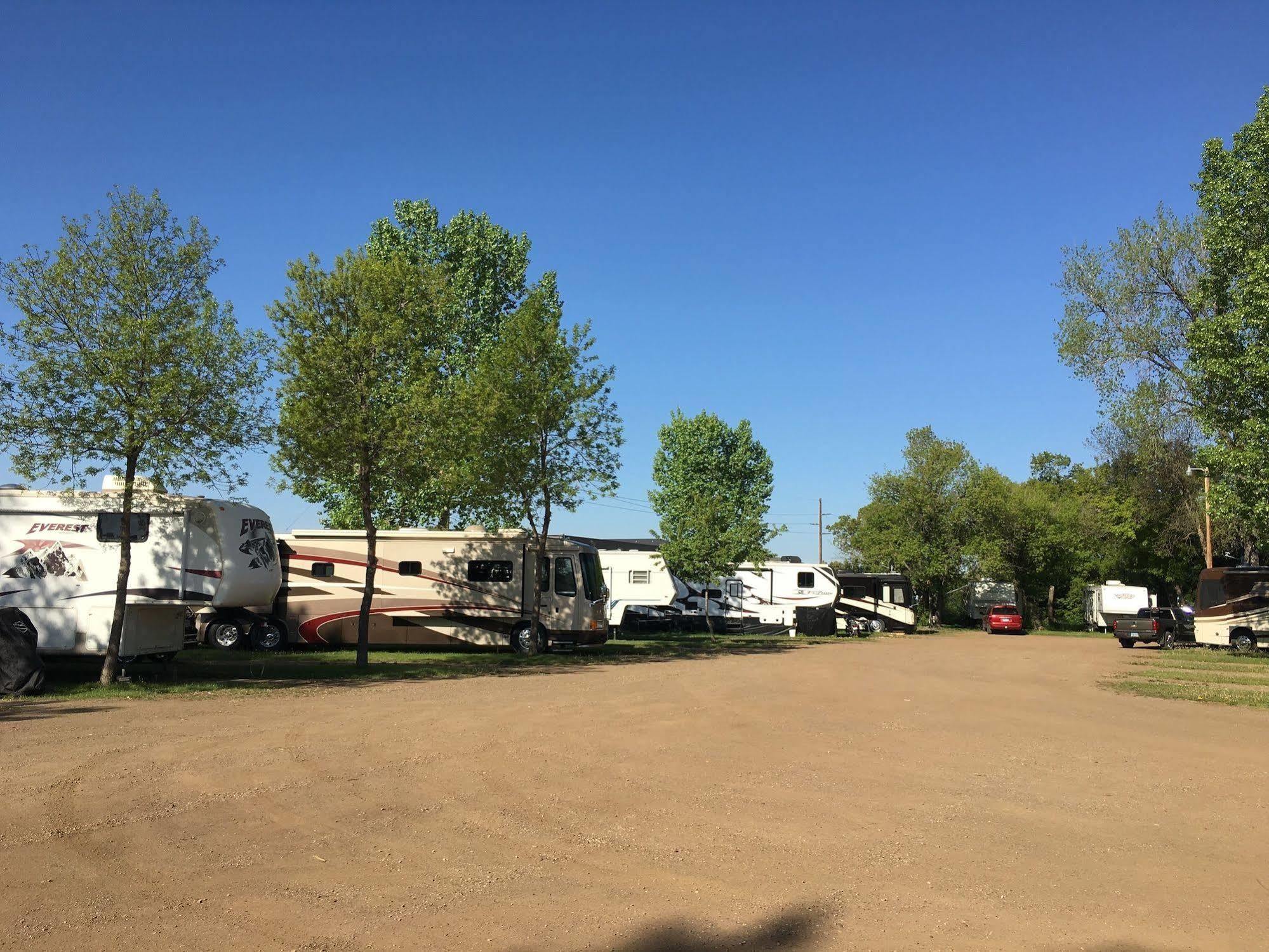 Colonial Motel And Rv Park Mandan Exterior photo